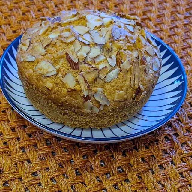 Almond-topped cake