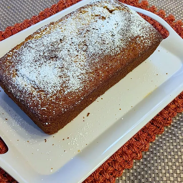 Loaf cake dusted with sugar